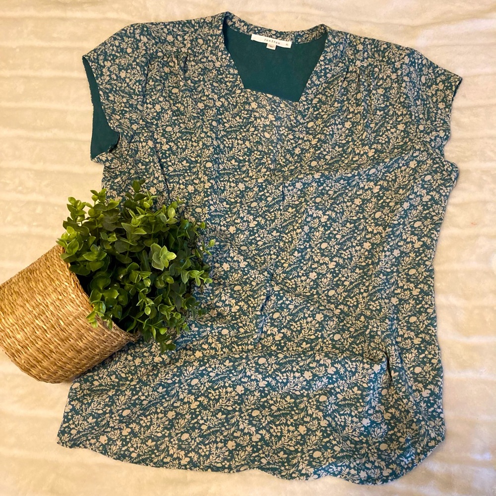 VIBRANT Fun2Fun EUC short sleeved blouse!